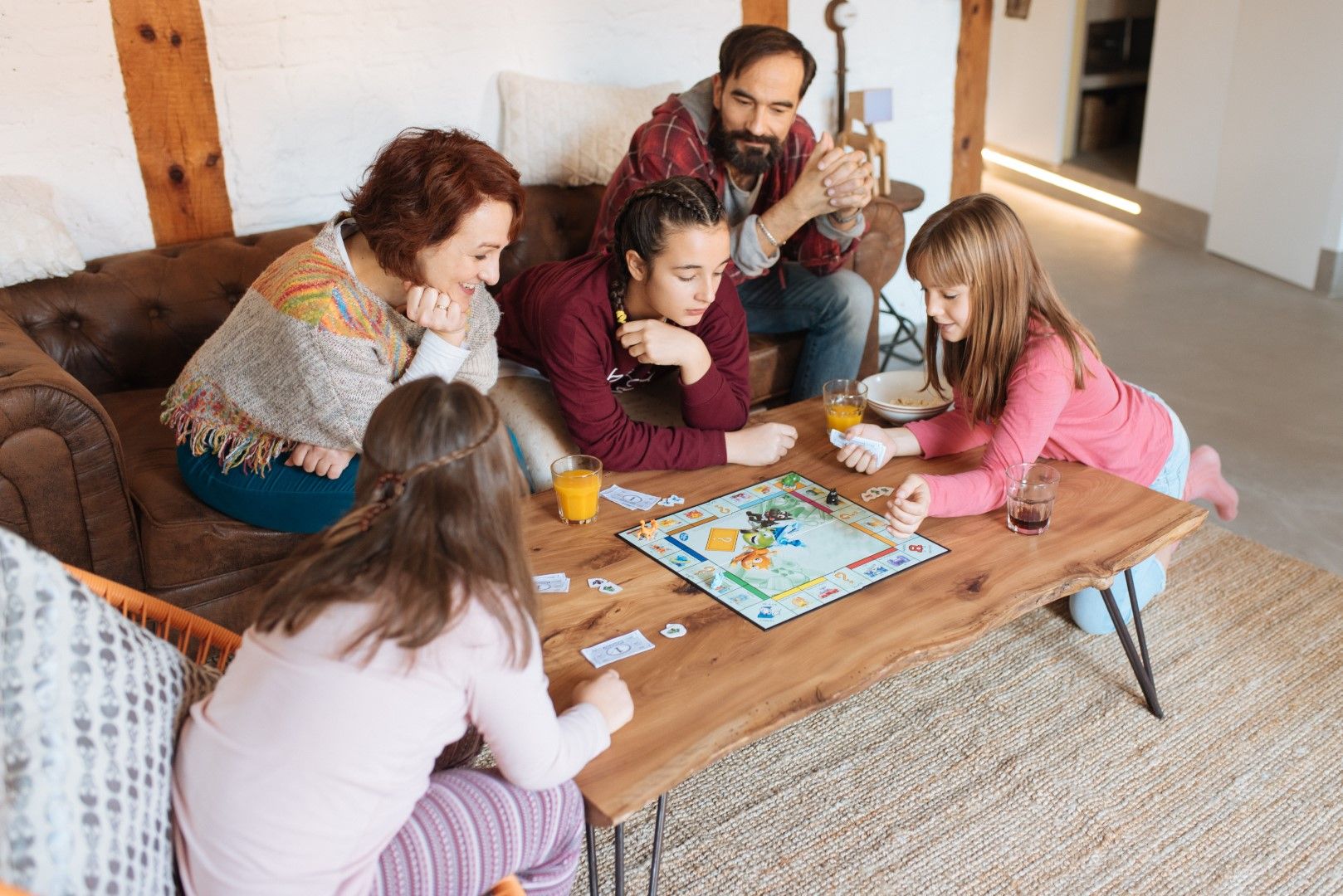 Familie bei Gesellschaftsspielen im Chalet