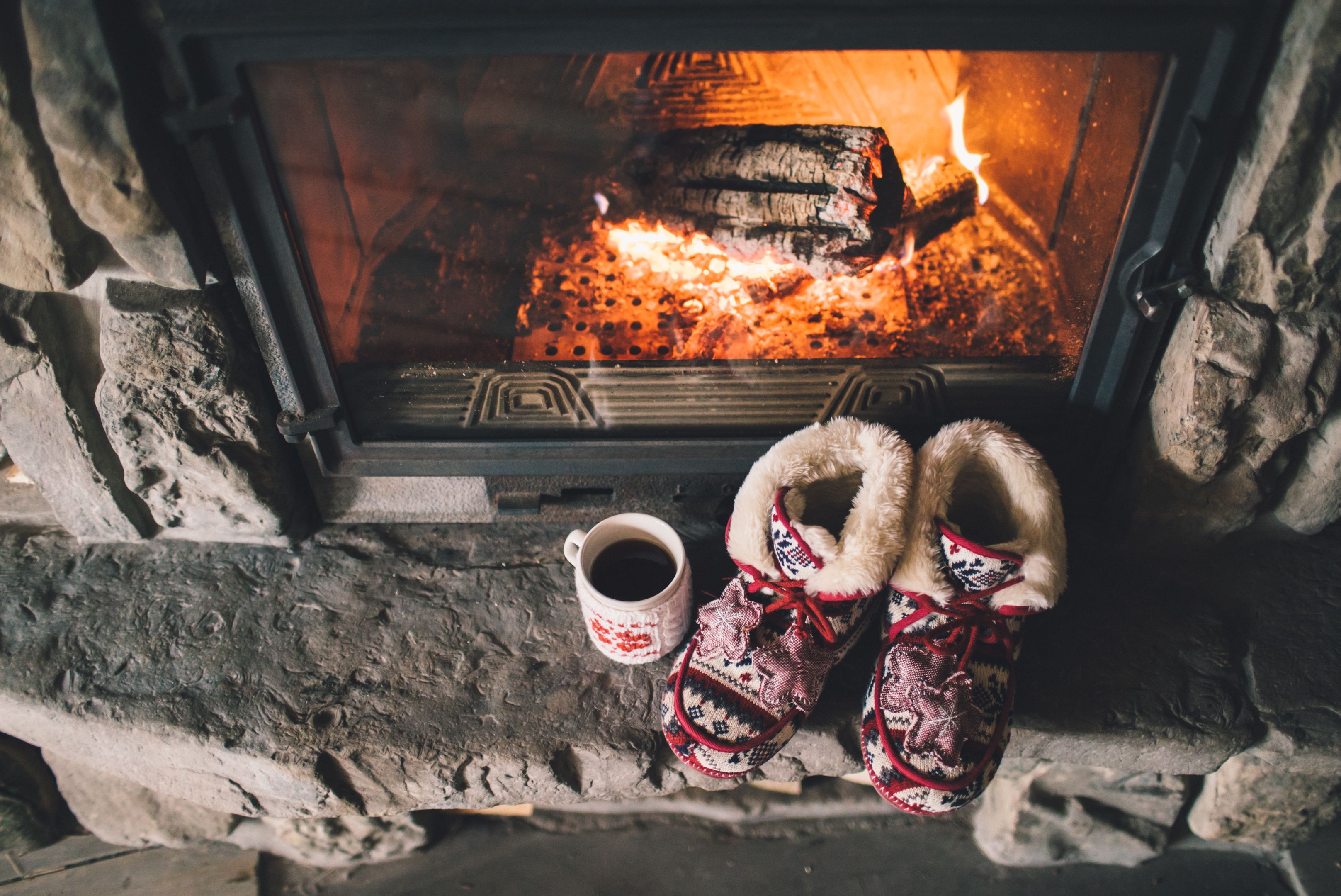 Kamin und gemütlicher Wohnbereich im Chalet